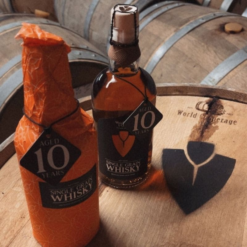 zwei 10jaehrige Flaschen Single Grain Wetterau  Whisky auf einem stehenden Eichenfass im FAsskeller