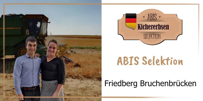 Auf der goldbraun gerahmten WasRegionales-Markenkachel Albert und Constanze Bickert auf dem Feld vor einem Mähdrescher bei der Kichererbsenernte ; das Logo von ABIS Selektion; darunter der Schriftzug ABIS Selektion, Friedberg Bruchenbruecken