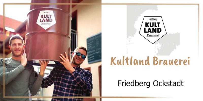 Auf der goldbraun gerahmten WasRegionales-Markenkachel die Bruder Norman und Lorenz Groh stehen in ihrem Hof und stemmen ein Fass Kutland Bier in die Luft; das Logo von Kultland Brauerei; darunter der Schriftzug Kultland Brauerei, Friedberg Ockstadt