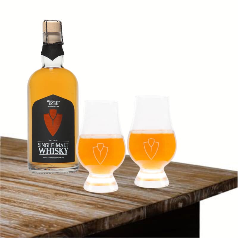 zwei Wetterau Whisky Gläser und ein Wetterau Single Malt Whisky auf einem Holztisch