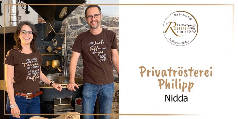 Auf der goldbraun gerahmten WasRegionales-Markenkachel Ralf und Sandra Philipp lachend vor ihrem Kaffeeroster Giessen stenend; das Logo von Privatroesterei Philipp; darunter der Schriftzug Privatroesterei Philipp, Nidda 