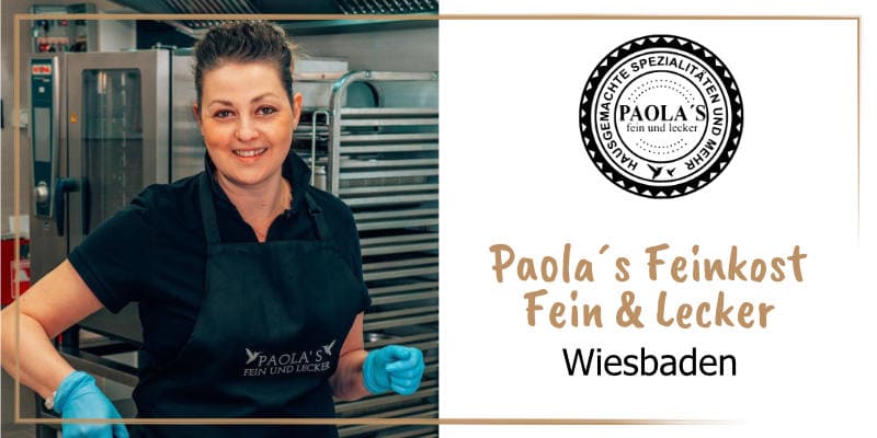 Auf der goldbraun gerahmten WasRegionales-Markenkachel Paola Romanic in ihrer Kueche werkelnd; das Logo von Paolas Feinkost; darunter der Schriftzug Paolas Feinkost Fein und Lecker, Wiesbaden