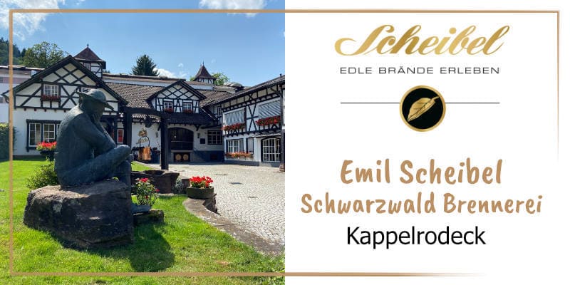Auf der goldbraun gerahmten WasRegionales-Markenkachel Bronzestatur des Firmengruenders Emil Scheibel auf Rasen auf dem Schwarzwaelder Hof mit der Brennerei; das Logo von Brennerei Scheibel; darunter der Schriftzug Emil Scheibel Schwarzwald Brennerei, Kap