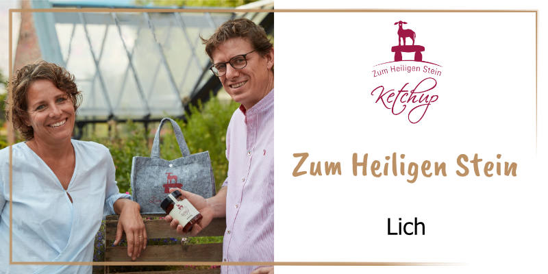 Auf der goldbraun gerahmten WasRegionales-Markenkachel Boris und Nina Sauerborn lachend vor einem Gewaechshaus mit einem Glas ihres Ketchup; das Logo von Zum Heiligen Stein Ketchup; darunter der Schriftzug Zum Heiligen Stein, Lich