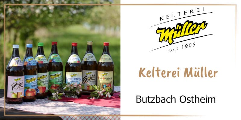 Auf der goldbraun gerahmten WasRegionales-Markenkachel Apfelwein Sortiment in Flaschen auf Tisch unter Streuobst-Apfelbaeumen ; das Logo von Kelterei Mueller; darunter der Schriftzug Kelterei Mueller, Butzbach Ostheim 
