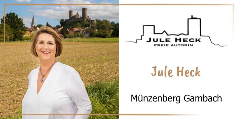 Auf der goldbraun gerahmten WasRegionales-Markenkachel JuleHeck im vordergrund laechelnd stehend, im Hintergrun dGetreidefeld und Muenzenberg mit der Muenzenburg; das Logo von Jule Heck freie Autorin; darunter der Schriftzug Jule Heck, Muenzenberg Gambach