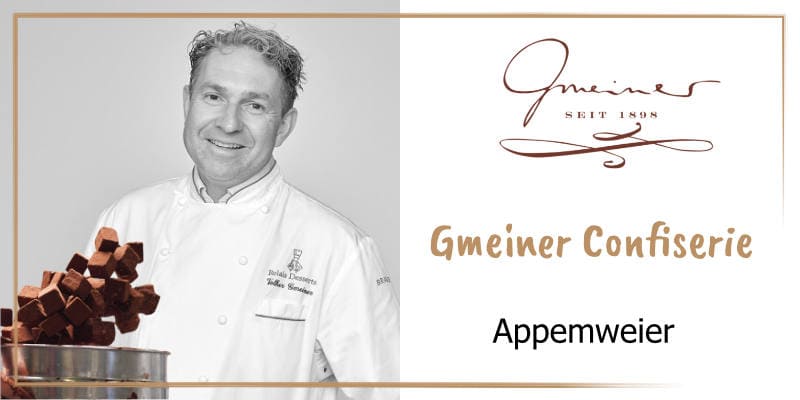 Auf der goldbraun gerahmten WasRegionales-Markenkachel Volker Gmeiner im Portraet mit einem Sieb und fliegenden Paves im Vordergrund; das Logo von Gmeiner Confiserie; darunter der Schriftzug Gmeiner Confiserie, Appenweier