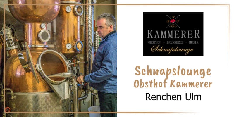 Auf der goldbraun gerahmten WasRegionales-Markenkachel Klemens Kammerer an seiner Destille; das Logo von Kammerer Schnapslounge; darunter der Schriftzug Schnapslounge Obsthof Kammerer, Renchen Ulm 