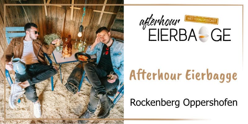 Auf der goldbraun gerahmten WasRegionales-Markenkachel Marcel Heller und Dennis Schulz auf Klappstuehlen im Huehnerstall sitzend mit Spiegeleiern und Apfelwein; das Logo von Afterhour Eierbagge; darunter der Schriftzug Afterhour Eierbagge, Rockenberg Oppe