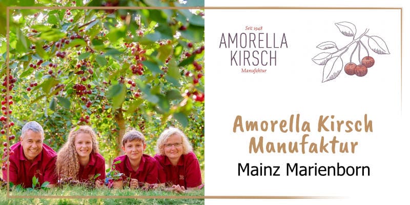 Auf der goldbraun gerahmten WasRegionales-Markenkachel Fritz und Katja Mossel mit Tochte run dSohn liegend unter ihren Sauerkirschbaeumen kurz vor der Ernte; das Logo von Amorella Kirsch Manufaktur; darunter der Schriftzug Amorella Kirsch, Mainz Marienbor