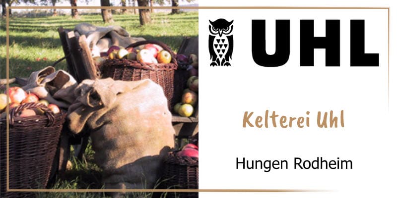 Auf der goldbraun gerahmten WasRegionales-Markenkachel Koerbe und Saecke gefuellt mit Aepfeln auf einer Streuobstwiese abgestellt; das Logo von Kelterei Uhl; darunter der Schriftzug Kelterei Uhl, Hungen Rodheim