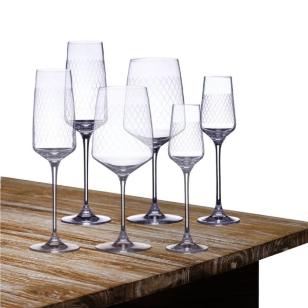Rippstiel GlasSerie geripptes Weing-, Sekt- und Cordialglas auf Holztisch stehend